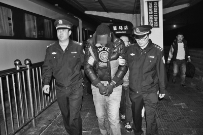 跨國(guó)電信詐騙案中負(fù)責(zé)在中國(guó)“取錢”的外籍騙子在沈陽落網(wǎng)后被押解回駐馬店