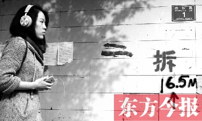 昨日，東方今報記者走訪農(nóng)業(yè)路沿線，看見“拆”字已上墻