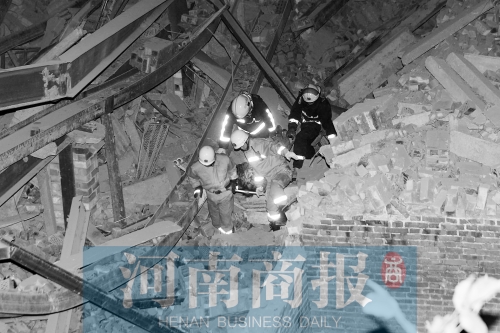 昨晚8點30分，消防員從廢墟中救出一名被埋者