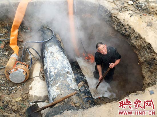 最下邊的一根熱力管道有一個(gè)口子正“哧哧”往外噴著熱水 最下邊的一根熱力管道有一個(gè)口子正“哧哧”往外噴著熱水