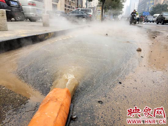 約60攝氏度的熱水向外翻涌 約60攝氏度的熱水向外翻涌