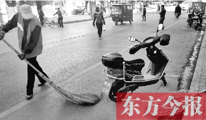 昨日，鄭州市中州大道上，穿梭于車(chē)流中上崗的環(huán)衛(wèi)工