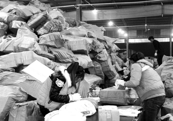 “雙十一”過后快遞業(yè)迎來投遞高峰，鄭州一家快遞公司網(wǎng)點(diǎn)內(nèi)，快遞堆積如山，分揀員24小時(shí)不間斷工作