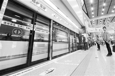 地鐵站內(nèi)電梯、車門處均貼有安全提示標(biāo)識(shí)。