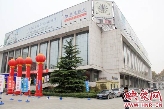 11月28日，記者從鄭州市政府獲悉，河南省人民會(huì)堂決定拆除違法存在10多年的巨型樓頂廣告。