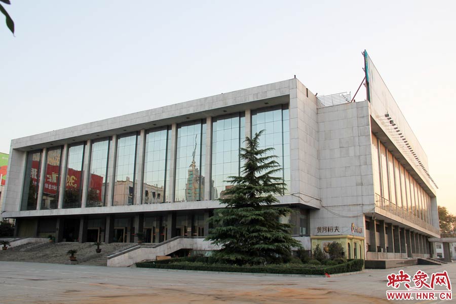 省人民會堂樓頂西側(cè)的廣告牌已經(jīng)全部拆除完畢，現(xiàn)場的施工人員和機械設(shè)備已經(jīng)全部撤離。