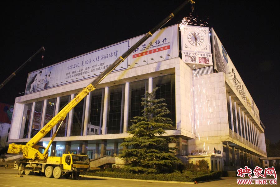 21點50分，切割機開始對中間最小的一塊牌進行切割。頂著“呼呼”的寒風(fēng)，巨大廣告牌上火花四濺。