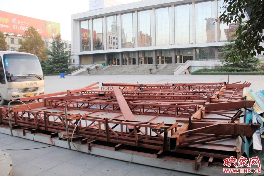 受天氣影響，拆除工作暫時中止。