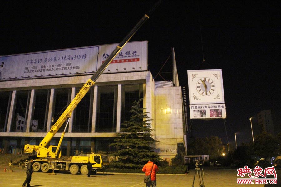 23點左右，位于樓頂東南角的第一塊牌被卸掉。