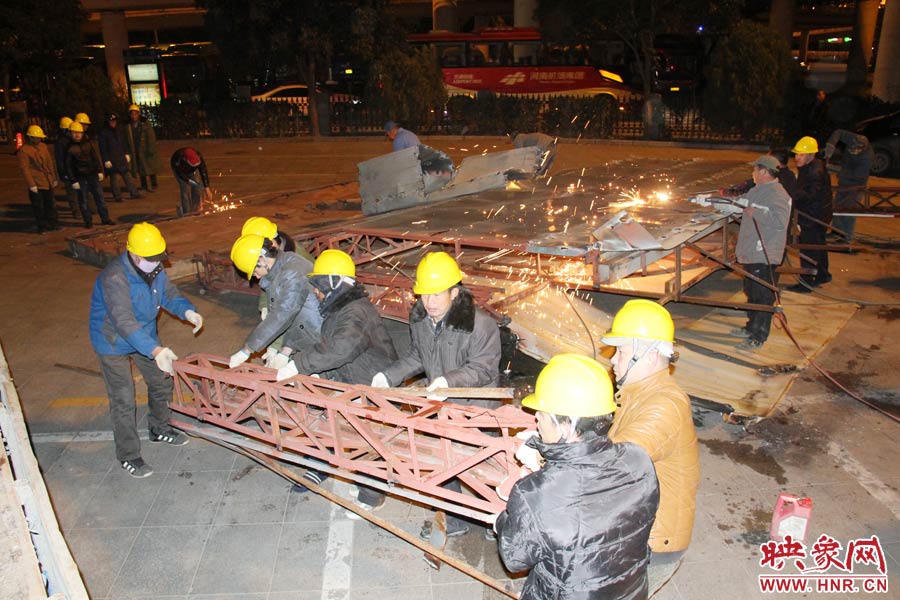 工人們揮動鐵錘，加快拆除進度。