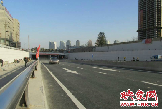 紅專路下穿中州大道隧道工程西起紅專路與姚寨路交叉口，東至紅專路與龍湖外環(huán)路交叉口。