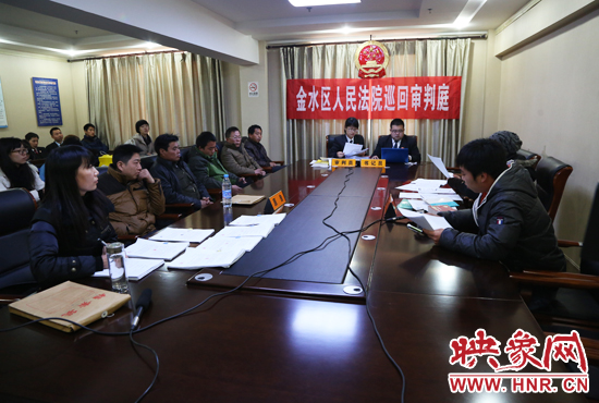 12月2日上午9點(diǎn)，鄭州市金水區(qū)法院將法庭搬到了經(jīng)八路辦事處，并案審理了這6起勞務(wù)糾紛案件。