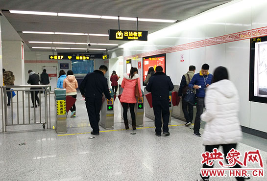 出站閘機(jī)口并沒有地鐵工作人員。