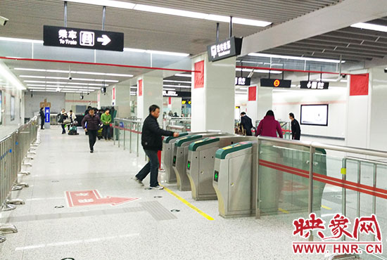 進(jìn)站處也沒有工作人員。