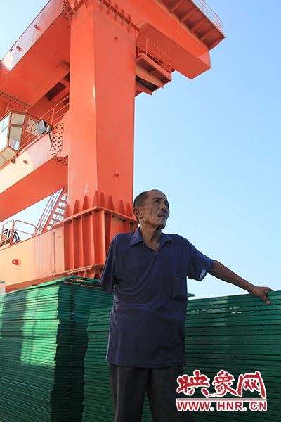 2014年7月31日，淅川縣九重鎮(zhèn)陶岔村獨臂護(hù)水員李進(jìn)群在淅川渠首。