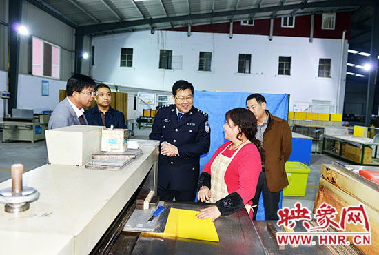 政委陳兆甲深入企業(yè)走訪，了解企業(yè)生產(chǎn)及周邊治安狀況。