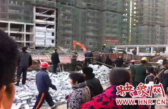 圖為事故現(xiàn)場(chǎng)情況，當(dāng)?shù)厝罕姽﹫D。