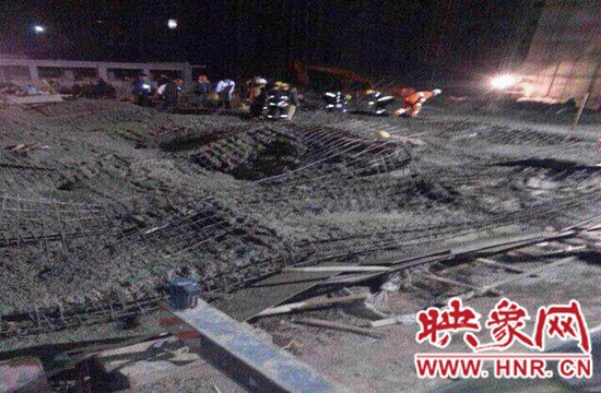 圖為事故現(xiàn)場(chǎng)情況，當(dāng)?shù)厝罕姽﹫D。