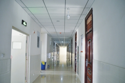 像這樣的攝像頭，宿舍樓里每層安裝了7個(gè)。