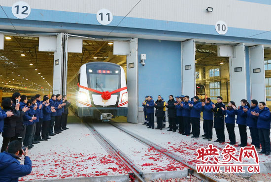 2013年12月28日鄭州地鐵第一班車(chē)發(fā)車(chē)。