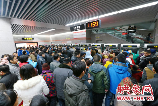 地鐵開(kāi)通首日，上午十一點(diǎn)五十九分，紫荊山地鐵站售票機(jī)前擠滿了買(mǎi)票的市民。