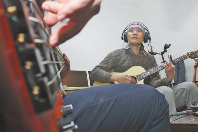 抱著吉他撥弄琴弦，子芙唱著自己的音樂。