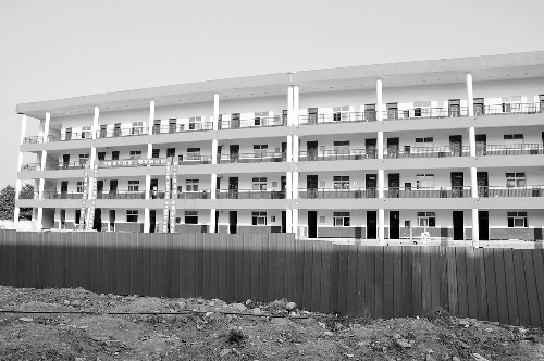 被平移的教學(xué)樓有四層，總重達(dá)6000多噸