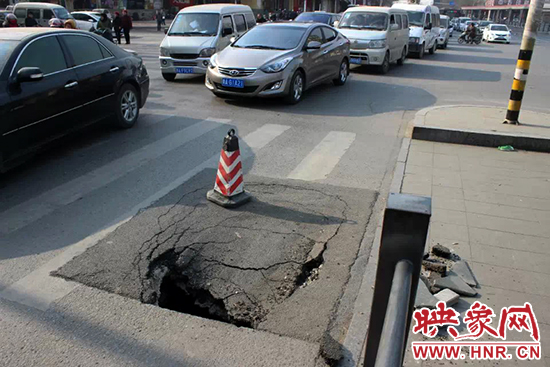 南陽(yáng)路農(nóng)業(yè)路出現(xiàn)深坑，近看是因?yàn)闉r青充當(dāng)窨井蓋所致