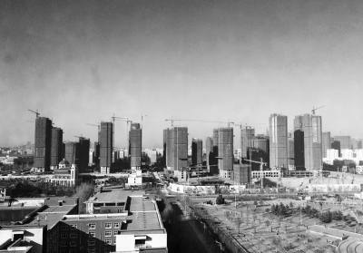 在鄭州市同一地點(diǎn)拍攝的照片，下為1月1日晴朗天氣，上為1月5日霧霾天氣。（拼接圖片）