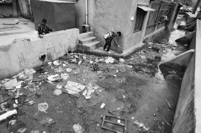 污水溝成了附近的孩子們放學(xué)后逗留的場(chǎng)所，十分令人擔(dān)憂。