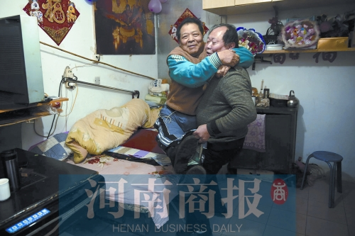 2015年1月15日，老鄰居抱起180斤重的高新海去坐三輪車，準備出去轉轉