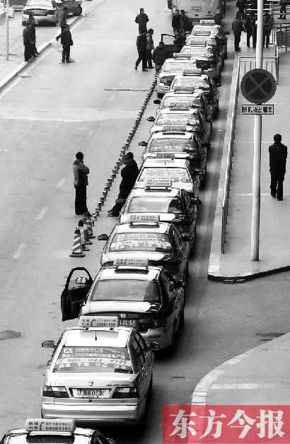 機(jī)場(chǎng)出租車(chē)等客區(qū)，停放的大部分都是藍(lán)色出租車(chē)