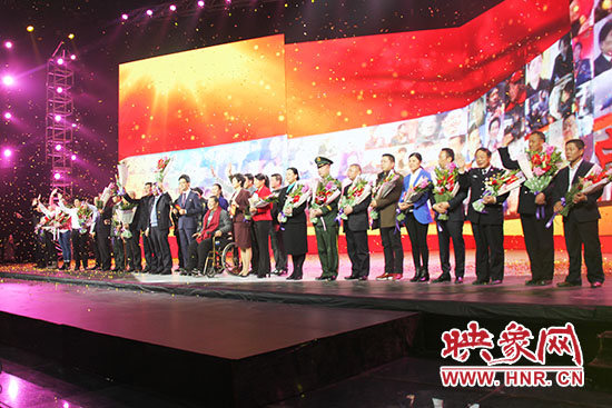 10位獲獎?wù)吆?個愛心集體合影。