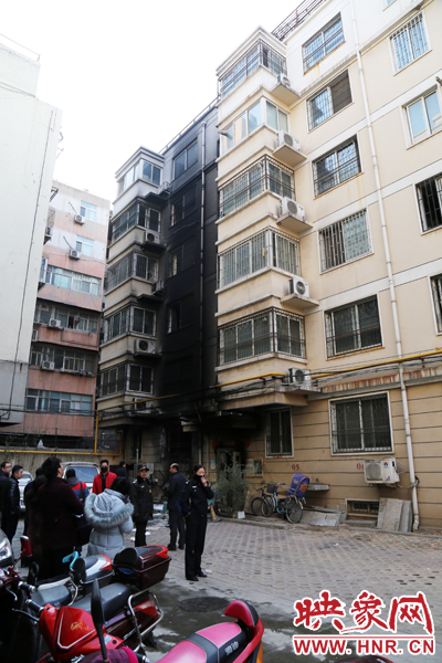 從一樓到六樓的外墻一片漆黑。