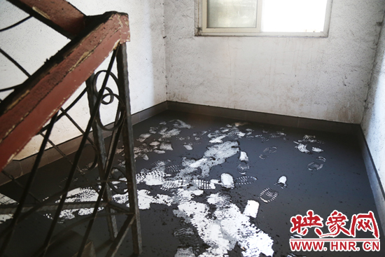一樓到六樓的樓道內(nèi)都是黑色的煙塵。