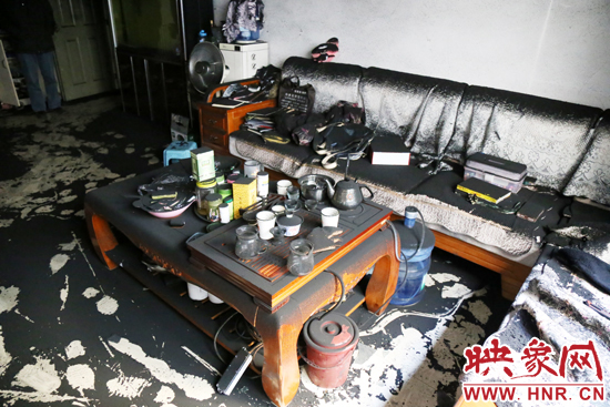 一樓住戶的家中到處都是黑煙灰兒，無法居住。