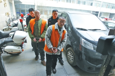 倆刑釋男子，冒充“富二代”，微信搜附近的人，專搶出入娛樂場所女性