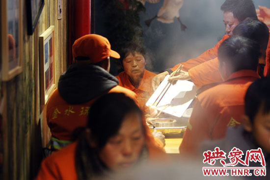 鄭州黃河路衛(wèi)生路附近一家火鍋店，宴請130名環(huán)衛(wèi)工人吃火鍋。