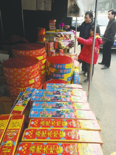 一家鞭炮攤兒前，只有少數(shù)人駐足購買。