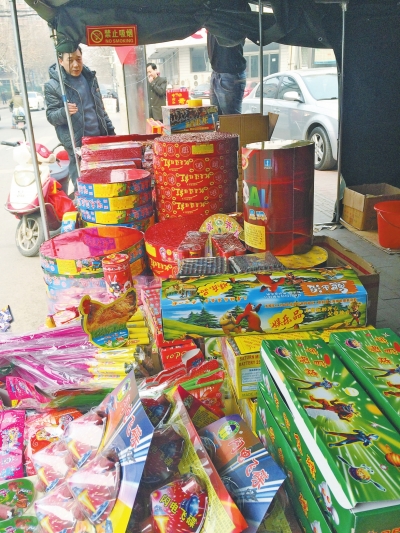 　鞭炮攤兒主售賣的煙花爆竹種類齊全。