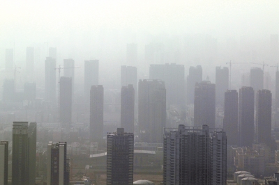 霧霾治理，任重道遠(yuǎn)。記者 洪波攝