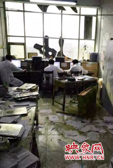 醫(yī)院辦公室內病人病歷被扔了一地。（圖片來自網絡）