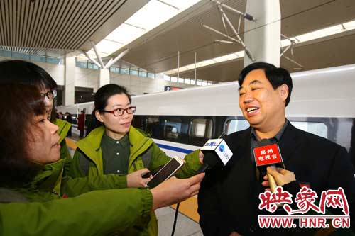 人大代表馬永芳今年帶的26的建議和議案都是關(guān)于農(nóng)村的問題。