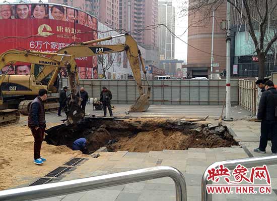 塌陷現場正在搶修 塌陷現場正在搶修