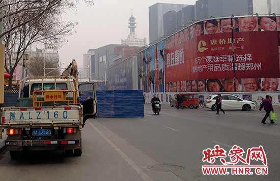 搶修圍擋區(qū)域占據了路的一半寬度 搶修圍擋區(qū)域占據了路的一半寬度