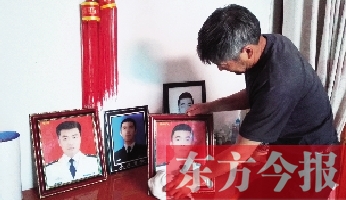 沉浸在悲痛之中的魯有海，擦拭著孩子的遺照