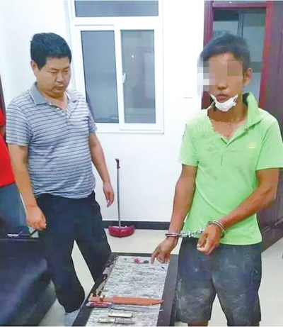 犯罪嫌疑人張某某（右）被抓時，挎包中被搜出兩把長約30厘米的尖刀