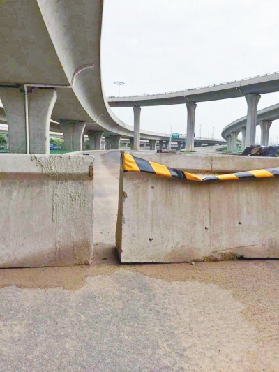  京廣快速路北延地面道路北三環(huán)入口處，一排石墩擋道，不讓入內(nèi)。