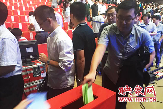 專家、評委、全局干部職工代表現(xiàn)場投票。