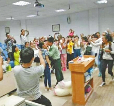 教官眾目之下親吻女生網(wǎng)絡圖片 教官眾目之下親吻女生網(wǎng)絡圖片